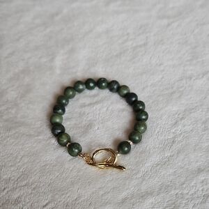 Chic Green Stone Bracelet with Gold Accent